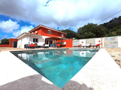 une piscine devant une maison dans l'établissement Villa récente, à Vallauris