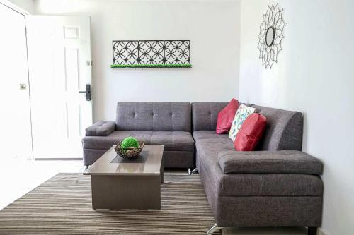 Χώρος καθιστικού στο NEW Poliforum 2BR Modern Apartment