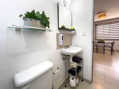 Ένα μπάνιο στο NEW Poliforum 2BR Modern Apartment