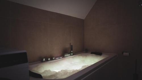 bagno con vasca e neve sul pavimento di 140qm Luxuriöses Penthouse mitten in Schwäbisch Gmünd, 70qm Dachterrasse & Top-Lage, mit WHIRPOOL, Jetzt buchen! a Schwäbisch Gmünd