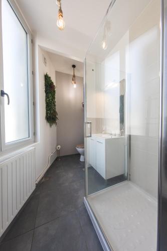 a bathroom with a glass shower and a toilet at BALI SPA détente à deux à 5 minutes de Tours centre in Tours
