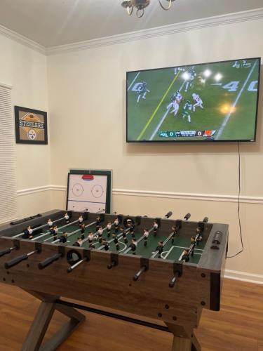 Charming Entire 3 Bedrooms House with AC and Wifiにあるゲームルーム