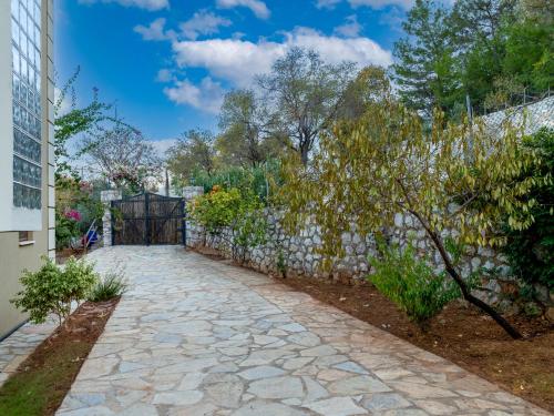 Κήπος έξω από το Almond Tatil Evi