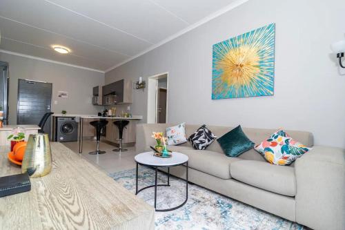 Ruang duduk di Good Luck Homes - 2br Apartment