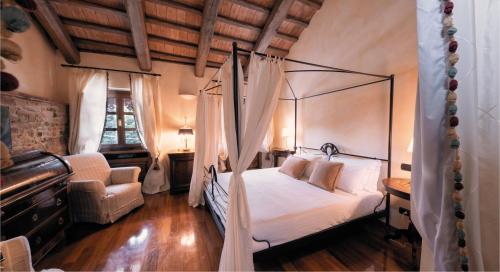 una camera con un letto a baldacchino e un pianoforte di Hotel Casa Pavesi a Grinzane Cavour