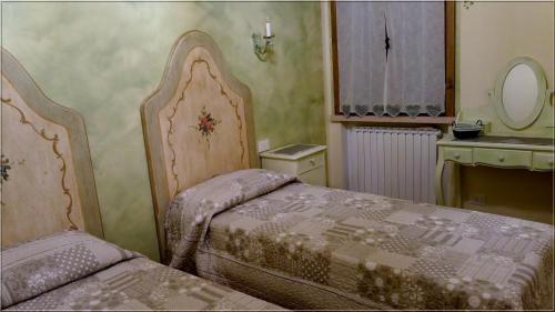 a small bedroom with two beds and a sink at La Casa Delle Rondini in Roncoferraro