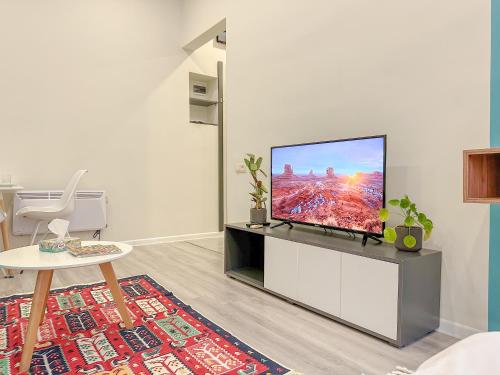 TV in/ali zabaviščno središče v nastanitvi Современная студия в центре