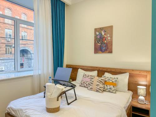 เตียงในห้องที่ Современная студия в центре