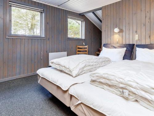 2 letti in una camera con 2 finestre di 8 person holiday home in Løkken-By Traum a Løkken