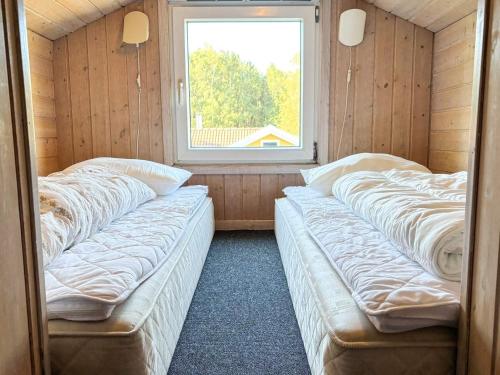 zwei Betten in einem Zimmer mit Fenster in der Unterkunft 10 person holiday home in Nordborg-By Traum in Nordborg