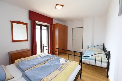Un pat sau paturi într-o cameră la Hostel Panorama Portorož