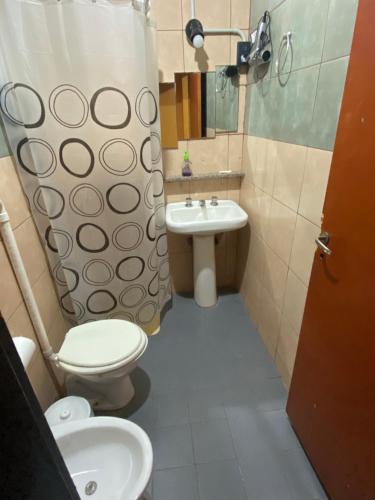 ein Badezimmer mit Toilette, Waschbecken und Dusche in der Unterkunft CASA RINCON DE VISTALBA in Vistalba