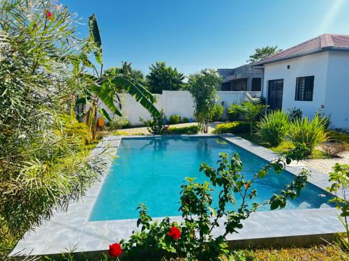 ein Swimmingpool im Hof eines Hauses in der Unterkunft Villa Citronnelle in Nosy Be