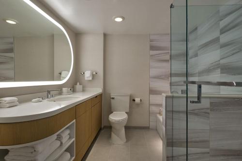 Ванная комната в Marriott Long Beach Downtown