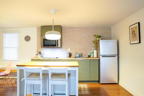 New Nordic Touch Loft, Central Locationにあるキッチンまたは簡易キッチン