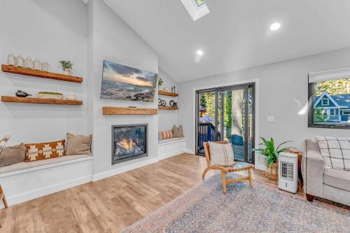 Posezení v ubytování Bright Tahoe Home with Private Backyard Near Beach
