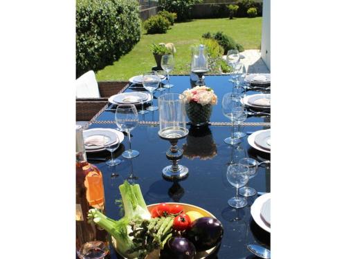 - une table avec des verres et un bol de légumes dans l'établissement Avel Mor Comfortable holiday residence, à Guissény