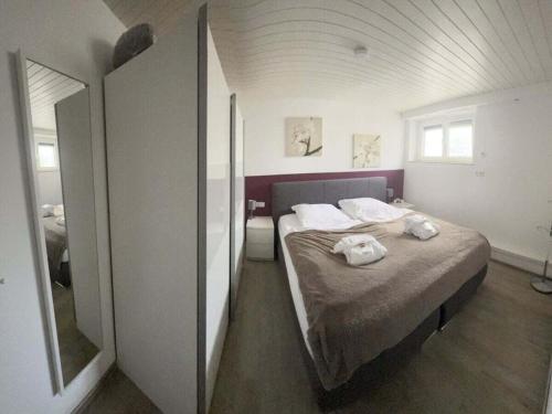a bedroom with a bed with two towels on it at Schlossblick Braunfels in Braunfels