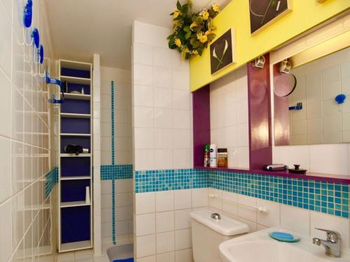 une salle de bain avec un lavabo, des toilettes et un miroir dans l'établissement lavender dream private pool, à Narbonne-Plage