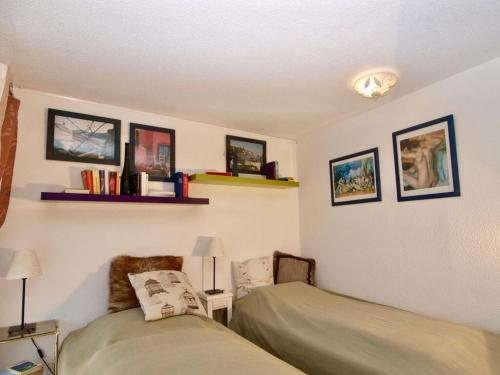 - une chambre avec un lit et un lit dans l'établissement lavender dream private pool, à Narbonne-Plage