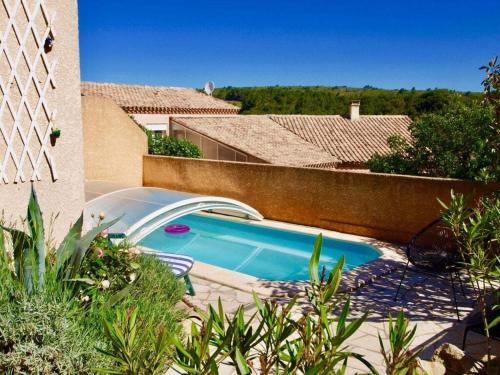 une piscine devant une maison dans l'établissement lavender dream private pool, à Narbonne-Plage