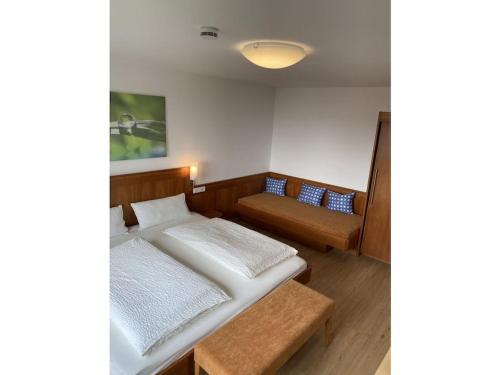 una habitación con dos camas y un sofá en Apartment Annemarie 3, en Meersburg