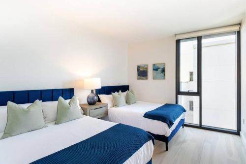 Posteľ alebo postele v izbe v ubytovaní The Pearl Coast - Rooftop Pool, Gym Luxurious 2BR Santa Monica
