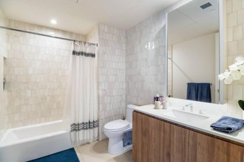 Kúpeľňa v ubytovaní The Pearl Coast - Rooftop Pool, Gym Luxurious 2BR Santa Monica