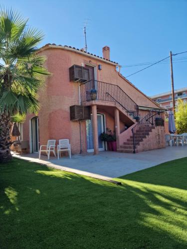 Haut de villa à 700 mètres de la plage, totalement indépendant et accessible par un escalier extérieur