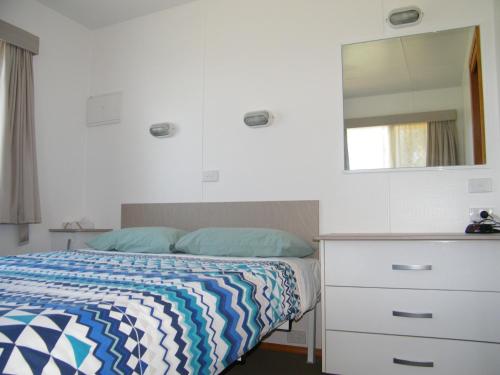 Ένα ή περισσότερα κρεβάτια σε δωμάτιο στο Bega Caravan Park