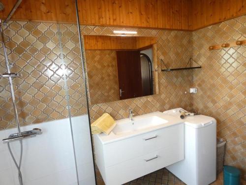 Kúpeľňa v ubytovaní Maison de vacances avec grand jardin et proche plage, 6 pers, chiens bienvenus - FR-1-540-236