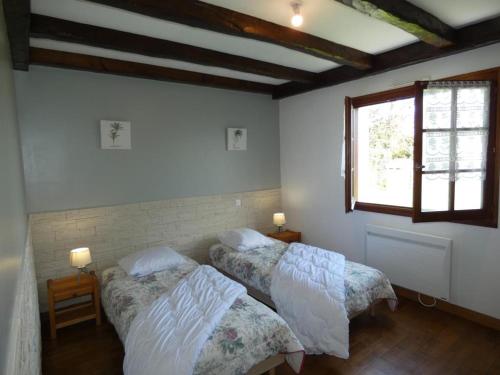 Posteľ alebo postele v izbe v ubytovaní Maison de vacances avec grand jardin et proche plage, 6 pers, chiens bienvenus - FR-1-540-236