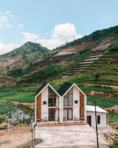 una casa en medio de una montaña en Villa Akashaa Dieng, en Diyeng