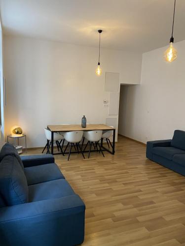 un salon avec un canapé bleu et une table dans l'établissement Appartement hyper centre, à Lyon