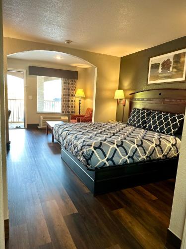 a bedroom with a large bed in a room at Magnolia Inn and Suites in Magnolia