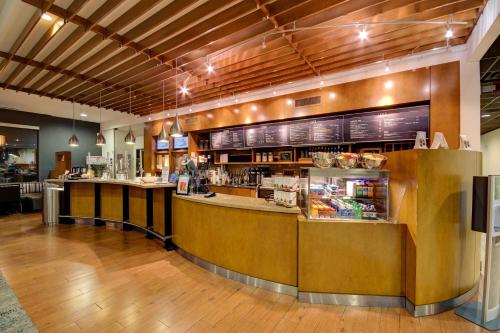 a fast food restaurant with a counter and a bar at Courtyard by Marriott New Braunfels River Village in New Braunfels
