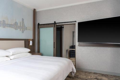 Courtyard by Marriott Chicago at Medical District-UIC Image