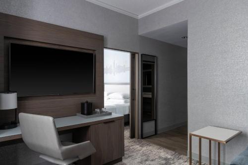 Courtyard by Marriott Chicago at Medical District-UIC Image