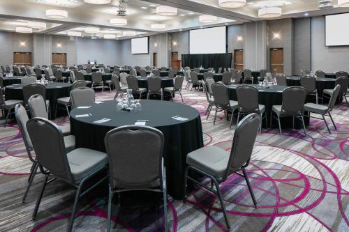 Zona business o sala de conferencias en Courtyard by Marriott Omaha Bellevue at Beardmore Event Center