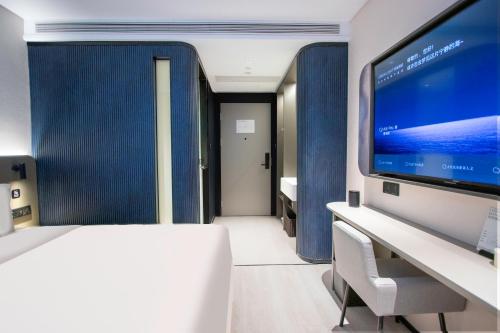 Télévision ou salle de divertissement dans l'établissement Atour Light Hotel Hangzhou West Lake Lakeside Qinghefang