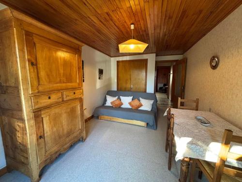 - une chambre avec un lit bleu et un plafond en bois dans l'établissement Appartement 60 m² à Autrans, confort & animaux acceptés - FR-1-737-85, à Autrans