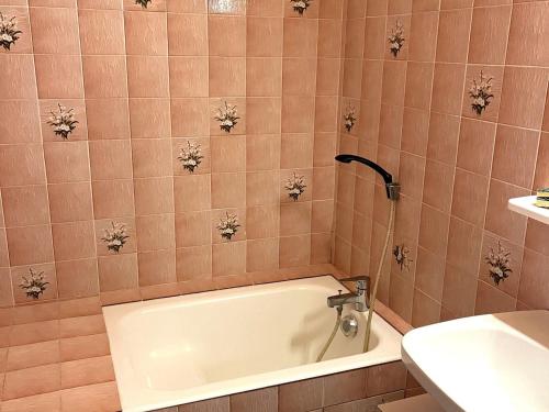 une salle de bain avec une baignoire et un lavabo dans l'établissement Appartement 60 m² à Autrans, confort & animaux acceptés - FR-1-737-85, à Autrans