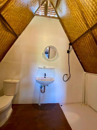 a bathroom with a sink and a toilet at Phu Aunna in Ko Phayam