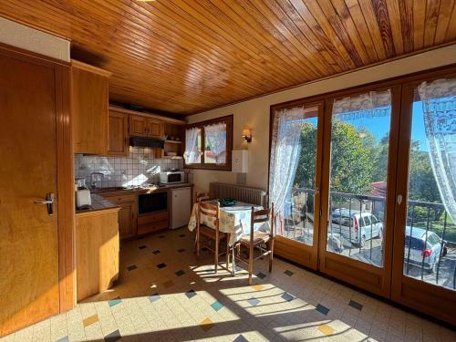 Il comprend une cuisine avec une table et un balcon. dans l'établissement Autrans : Studio 22m² avec balcon, animaux admis, parking - FR-1-737-90, à Autrans
