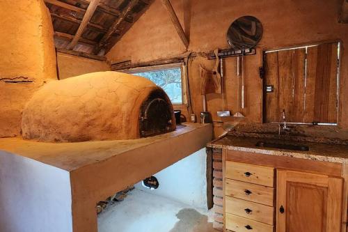 a kitchen with a pizza oven on the counter at Casa das Olivas in São Bento do Sapucaí