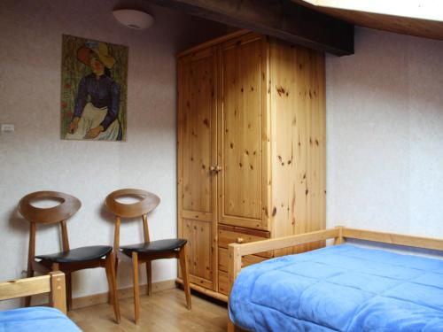 a bedroom with a bed and two stools at Maison spacieuse 18 pers, 8 ch, cheminée, jardin clos, 4* - FR-1-737-84 in Autrans