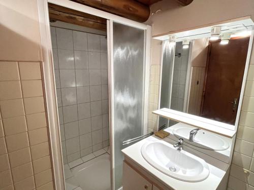 une salle de bain avec un lavabo, une douche et un miroir dans l'établissement Appartement 5 pers, Autrans: confort, animaux admis, parking et jardin - FR-1-737-87, à Autrans