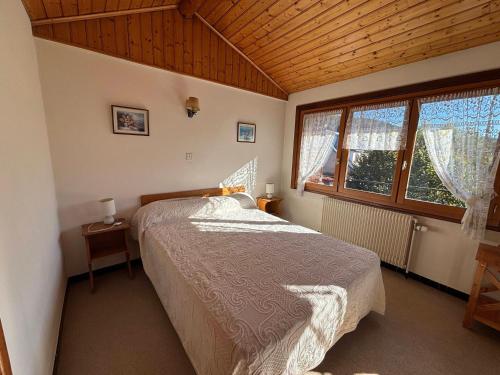 une chambre avec un lit et une grande fenêtre dans l'établissement Appartement 5 pers, Autrans: confort, animaux admis, parking et jardin - FR-1-737-87, à Autrans