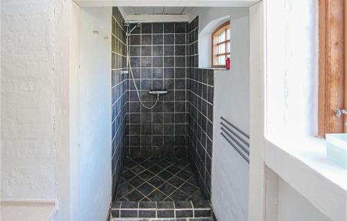 Ένα μπάνιο στο 4 Bedroom Cozy Home In Samsø