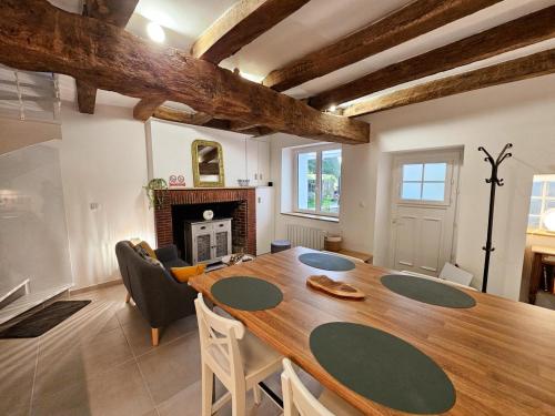 un salon avec une table et une cheminée dans l'établissement Gîte charme avec jardin et WIFI proche châteaux Loire - FR-1-381-597, à Saint-Martin-le-Beau